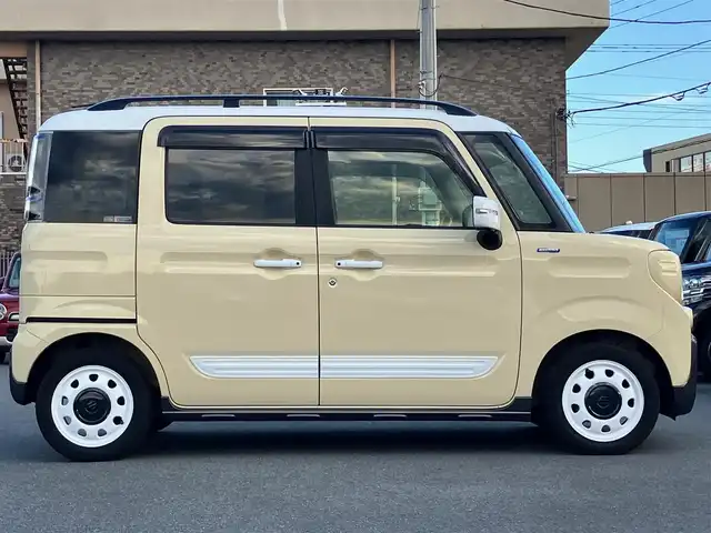 スズキ スペーシア ギア マイスタイル 静岡県 2023(令5)年 1.7万km シフォンアイボリーメタリック 純正9インチナビ(CD/DVD/BT/フルセグ)/全方位カメラ/ドライブレコーダー前後/ETC/レーダークルーズコントロール/両側パワースライドドア/保証書/取扱説明書/エンジンスタートボタン/パワーウィンドウ/パワーステアリング/アイドリングストップ/スマートキー/スペアキー１本/USB入力端子/純正フロアマット/純正スチールホイール/D席N席シートヒーター/ルーフレール/ABS/横滑り防止装置/コーナーセンサー/レーンキープアシスト/オートライト/オートマチックハイビーム/LEDヘッドライト/W+サイドエアバッグ/衝突軽減システム/合皮シートカバー付き/ハンドルカバー