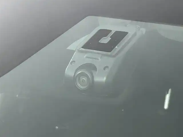 ホンダ ヴェゼル ハイブリッド e:HEV X 道央・札幌 2022(令4)年 1.1万km プレミアムサンライトホワイトパール ・４WD/・寒冷地仕様/・ホンダセンシング/・衝突軽減ブレーキ/・レーンキープアシスト/・レーダークルーズコントロール/・踏み間違え防止装置/・メーカーナビ/・バックカメラ/・フルセグTV/・Bluetooth/・ビルトインETC/・ダウンヒルアシスト/・パドルシフト/・ステアリングスイッチ/・コーナーセンサー/・横滑り防止装置/・プッシュスタート/・スマートキー/・社外ドライブレコーダー前後