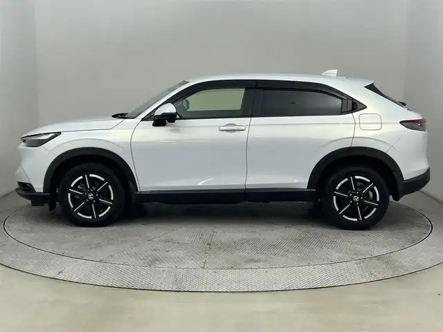 ホンダ ヴェゼル ハイブリッド e:HEV X 道央・札幌 2022(令4)年 1.1万km プレミアムサンライトホワイトパール ・４WD/・寒冷地仕様/・ホンダセンシング/・衝突軽減ブレーキ/・レーンキープアシスト/・レーダークルーズコントロール/・踏み間違え防止装置/・メーカーナビ/・バックカメラ/・フルセグTV/・Bluetooth/・ビルトインETC/・ダウンヒルアシスト/・パドルシフト/・ステアリングスイッチ/・コーナーセンサー/・横滑り防止装置/・プッシュスタート/・スマートキー/・社外ドライブレコーダー前後