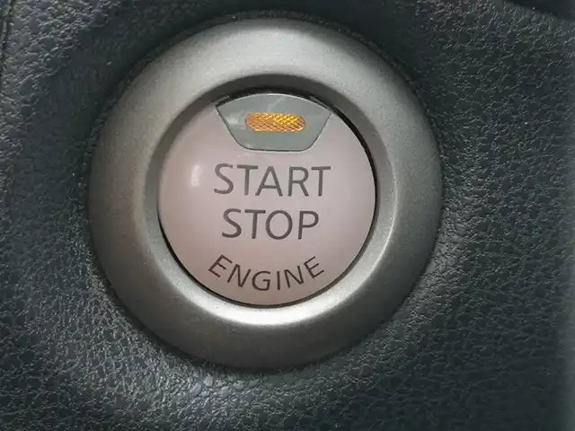 日産 ノート X DIG－S 茨城県 2013(平25)年 8.5万km ダークメタルグレー 純正ナビ/【DVD・CD・SD・BT・TV・AM・FM・VTR・iPod・AUX】/Bカメラ/ETC/前方ドラレコ/アイドリングストップ/オートエアコン/プッシュスタート/スマートキー/ヘッドライトレベライザー/電格ミラー/ドアバイザー/純正フロアマット/純正ホイールカバー