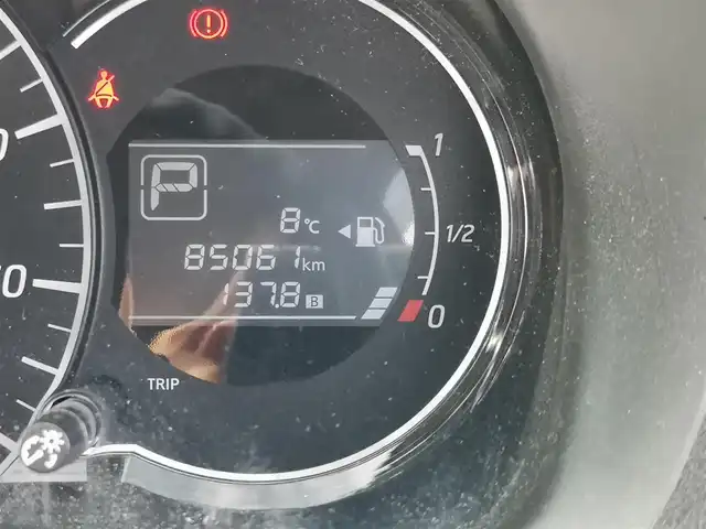 日産 ノート X DIG－S 茨城県 2013(平25)年 8.5万km ダークメタルグレー 純正ナビ/【DVD・CD・SD・BT・TV・AM・FM・VTR・iPod・AUX】/Bカメラ/ETC/前方ドラレコ/アイドリングストップ/オートエアコン/プッシュスタート/スマートキー/ヘッドライトレベライザー/電格ミラー/ドアバイザー/純正フロアマット/純正ホイールカバー