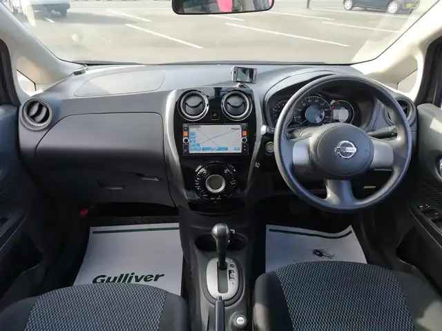 日産 ノート X DIG－S 茨城県 2013(平25)年 8.5万km ダークメタルグレー 純正ナビ/【DVD・CD・SD・BT・TV・AM・FM・VTR・iPod・AUX】/Bカメラ/ETC/前方ドラレコ/アイドリングストップ/オートエアコン/プッシュスタート/スマートキー/ヘッドライトレベライザー/電格ミラー/ドアバイザー/純正フロアマット/純正ホイールカバー