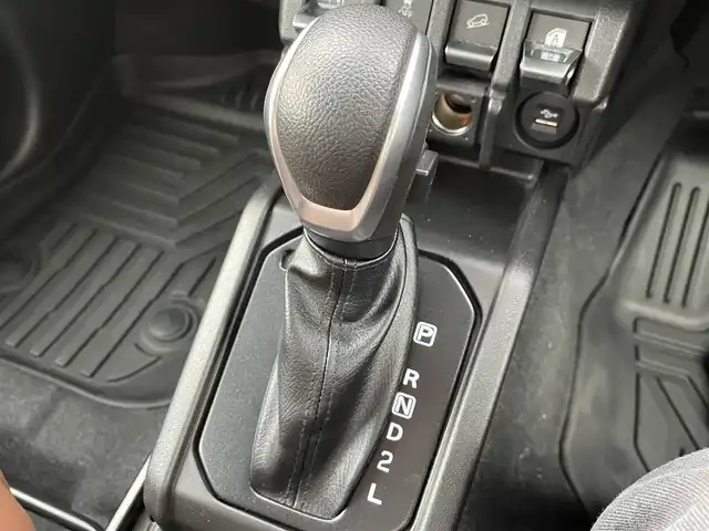 スズキ ジムニー シエラ JC 千葉県 2021(令3)年 3.1万km ミディアムグレー ワンオーナー/スズキセーフティーサポート/・デュアルセンサーブレーキサポート/・車線逸脱警報/・誤発進抑制機能/・標識認識機能/クルーズコントロール/社外ディスプレイオーディオ【PVH-9300DVSZS】/・CD/DVD/Bluetooth/バックカメラ/DEAN CROSS COUNTRY16インチアルミホイール/JAOSステップカバー/背面タイヤハードカバー/レザー調シートカバー/スマートキー/ヒルディセントコントロール/前席シートヒーター/純正LEDヘッドライト/フォグランプ/ビルトインETC2.0/カーテンエアバッグ/新車時保証書＆取扱説明書