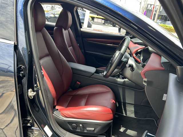 マツダ マツダ３ファストバック X バーガンディセレクション 静岡県 2021(令3)年 2.6万km ディープクリスタルブルーマイカ 【メーカーOP】/360度セーフティパッケージ（アラウンドビューモニター＋ドライバーモニタリング）/BOSEサウンドシステム＋12スピーカー/【主要装備】/純正ナビ　/アラウンドビューモニター　/レーダークルーズコントロール　/ドライブレコーダー　/プッシュスタート　/スマートキー/運転席パワーシート/前席シートヒーター/LEDヘッドライト/スペアキー有り/プリクラッシュセーフティ/横滑り防止機能/ETC/ステアリングヒーター