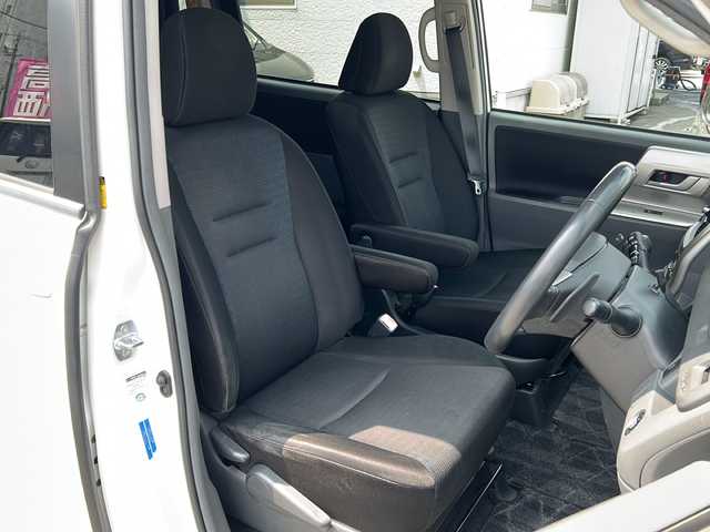 トヨタ ヴォクシー ZS 岐阜県 2008(平20)年 11.5万km ホワイトパールクリスタルシャイン /ワンオーナー//社外HDDナビ/(BT/USB/SD/CD/DVD/TV/FM/AM)//ワンセグテレビ//助手席側パワースライドドア//パドルシフト付き本革巻ステアリング//本革巻シフトノブ//エンジンイモビライザーシステム//プッシュスタート＆スマートキー//純正フロアマット//純正16インチアルミホイール//純正ドアバイザー//ETC//スペアキー×１