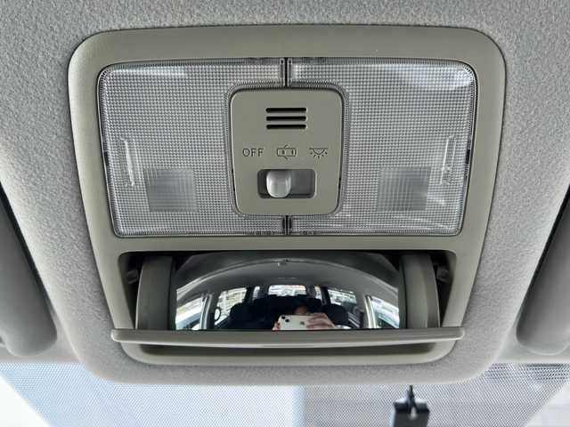 トヨタ ヴォクシー ZS 岐阜県 2008(平20)年 11.5万km ホワイトパールクリスタルシャイン /ワンオーナー//社外HDDナビ/(BT/USB/SD/CD/DVD/TV/FM/AM)//ワンセグテレビ//助手席側パワースライドドア//パドルシフト付き本革巻ステアリング//本革巻シフトノブ//エンジンイモビライザーシステム//プッシュスタート＆スマートキー//純正フロアマット//純正16インチアルミホイール//純正ドアバイザー//ETC//スペアキー×１