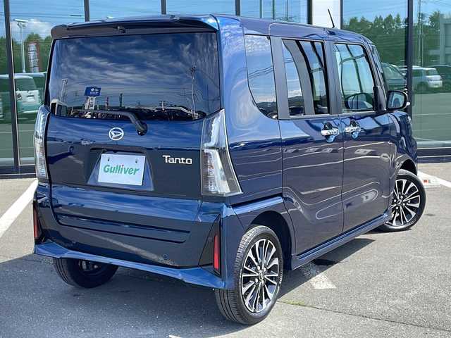 ダイハツ タント カスタム RS 道東・釧路十勝 2025(令7)年 0.8万km レーザーブルークリスタルシャイン ・4WD/・純正SDナビ/（iPod・FM・AM・BT・CD・DVD・フルセグ）/・バックカメラ/全方位カメラ/・両側パワースライドドア/・純正前方ドライブレコーダー/・ハーフレザーシート/・前席シートヒーター/・TRC/・リアパーキングセンサー/・衝突軽減システム/・車線逸脱警報/・横滑り防止/・LEDヘッドライト/・フォグライト/・オートマチックハイビーム/・オートブレーキホールド/・オートライト/・アイドリングストップ/・革巻きステアリング/・ステアリングスイッチ/・電格ウィンカーミラー/・スマートキー/・プッシュスタート