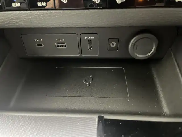 三菱 アウトランダー ＰＨＥＶ P 埼玉県 2024(令6)年 0.2万km ホワイトダイヤモンド サンルーフ/４ＷＤ　/１２．３インチディスプレイオーディオ/ 地デジＴＶ Bluetooth HDMI スマホ連携/全方位カメラ　/ＢＯＳＥサウンド/ワイヤレス充電　/サンルーフ　/レーダークルーズコントロール　/パワーバックドア　/レザーシート　/前席メモリ機能付パワーシート　/前後席シートヒーター　/前席リフレッシュシート　/ヘッドアップディスプレイ　/ＬＥＤライトライト　/オートハイビーム　/充電ケーブル車載