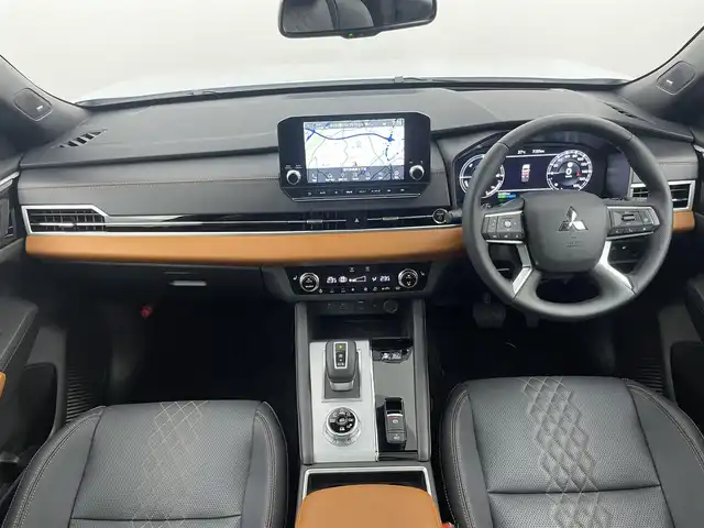 三菱 アウトランダー ＰＨＥＶ P 埼玉県 2024(令6)年 0.2万km ホワイトダイヤモンド サンルーフ/４ＷＤ　/１２．３インチディスプレイオーディオ/ 地デジＴＶ Bluetooth HDMI スマホ連携/全方位カメラ　/ＢＯＳＥサウンド/ワイヤレス充電　/サンルーフ　/レーダークルーズコントロール　/パワーバックドア　/レザーシート　/前席メモリ機能付パワーシート　/前後席シートヒーター　/前席リフレッシュシート　/ヘッドアップディスプレイ　/ＬＥＤライトライト　/オートハイビーム　/充電ケーブル車載