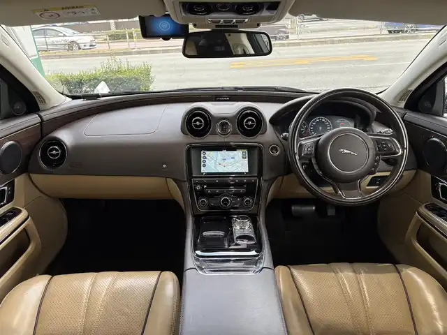 ジャガー ＸＪ プレミアムラグジュアリー 愛知県 2017(平29)年 4.7万km アルティメットブラック 純正ナビ(フルセグ/BT/USB/DVD/CD/AM/FM)/サンルーフ/アラウンドビューモニター/バックカメラ/電動リアゲート/ドライブレコーダー/ETC/レザーシート/パワーシート/シートヒーター/クルーズコントロール/パドルシフト/クリアランスソナー/ABS/横滑り防止装置/盗難防止装置/オートライト/ハンドルヒーター/電動格納式ミラー/パワーウィンドウ/パワーステアリング/純正アルミホイール/保証書/取扱説明書/スマートキー