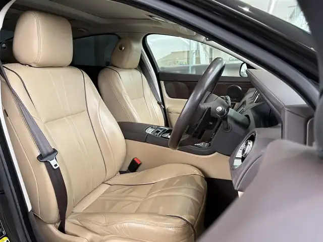 ジャガー ＸＪ プレミアムラグジュアリー 愛知県 2017(平29)年 4.7万km アルティメットブラック 純正ナビ(フルセグ/BT/USB/DVD/CD/AM/FM)/サンルーフ/アラウンドビューモニター/バックカメラ/電動リアゲート/ドライブレコーダー/ETC/レザーシート/パワーシート/シートヒーター/クルーズコントロール/パドルシフト/クリアランスソナー/ABS/横滑り防止装置/盗難防止装置/オートライト/ハンドルヒーター/電動格納式ミラー/パワーウィンドウ/パワーステアリング/純正アルミホイール/保証書/取扱説明書/スマートキー