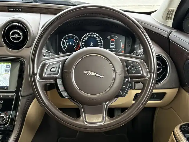 ジャガー ＸＪ プレミアムラグジュアリー 愛知県 2017(平29)年 4.7万km アルティメットブラック 純正ナビ(フルセグ/BT/USB/DVD/CD/AM/FM)/サンルーフ/アラウンドビューモニター/バックカメラ/電動リアゲート/ドライブレコーダー/ETC/レザーシート/パワーシート/シートヒーター/クルーズコントロール/パドルシフト/クリアランスソナー/ABS/横滑り防止装置/盗難防止装置/オートライト/ハンドルヒーター/電動格納式ミラー/パワーウィンドウ/パワーステアリング/純正アルミホイール/保証書/取扱説明書/スマートキー