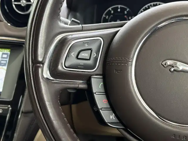 ジャガー ＸＪ プレミアムラグジュアリー 愛知県 2017(平29)年 4.7万km アルティメットブラック 純正ナビ(フルセグ/BT/USB/DVD/CD/AM/FM)/サンルーフ/アラウンドビューモニター/バックカメラ/電動リアゲート/ドライブレコーダー/ETC/レザーシート/パワーシート/シートヒーター/クルーズコントロール/パドルシフト/クリアランスソナー/ABS/横滑り防止装置/盗難防止装置/オートライト/ハンドルヒーター/電動格納式ミラー/パワーウィンドウ/パワーステアリング/純正アルミホイール/保証書/取扱説明書/スマートキー