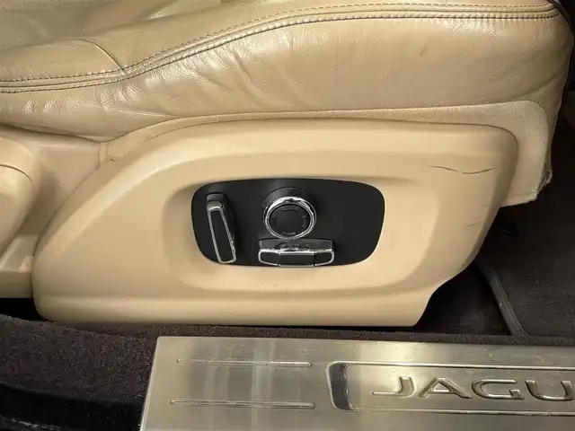 ジャガー ＸＪ プレミアムラグジュアリー 愛知県 2017(平29)年 4.7万km アルティメットブラック 純正ナビ(フルセグ/BT/USB/DVD/CD/AM/FM)/サンルーフ/アラウンドビューモニター/バックカメラ/電動リアゲート/ドライブレコーダー/ETC/レザーシート/パワーシート/シートヒーター/クルーズコントロール/パドルシフト/クリアランスソナー/ABS/横滑り防止装置/盗難防止装置/オートライト/ハンドルヒーター/電動格納式ミラー/パワーウィンドウ/パワーステアリング/純正アルミホイール/保証書/取扱説明書/スマートキー