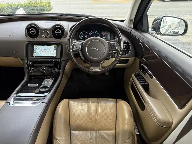 ジャガー ＸＪ プレミアムラグジュアリー 愛知県 2017(平29)年 4.7万km アルティメットブラック 純正ナビ(フルセグ/BT/USB/DVD/CD/AM/FM)/サンルーフ/アラウンドビューモニター/バックカメラ/電動リアゲート/ドライブレコーダー/ETC/レザーシート/パワーシート/シートヒーター/クルーズコントロール/パドルシフト/クリアランスソナー/ABS/横滑り防止装置/盗難防止装置/オートライト/ハンドルヒーター/電動格納式ミラー/パワーウィンドウ/パワーステアリング/純正アルミホイール/保証書/取扱説明書/スマートキー