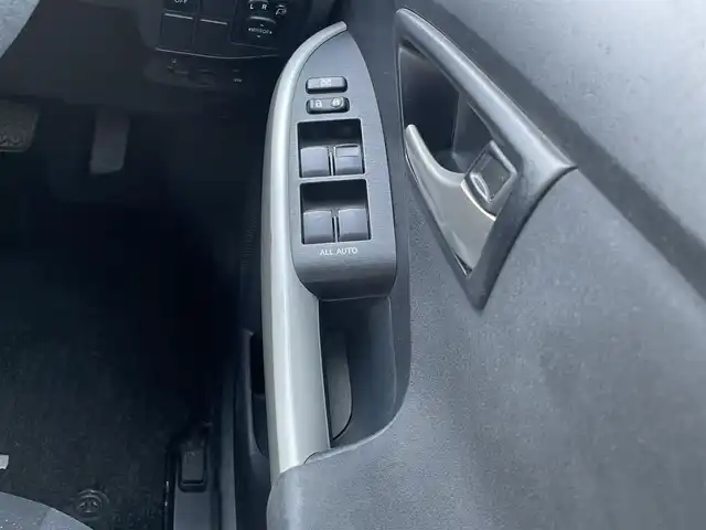 トヨタ プリウス S 山梨県 2012(平24)年 15万km シルバーM 純正ナビ（NSCP-W62）/CD/FM/AM/TV/Bluetooth/バックカメラ/ETC/フォグランプ/コーナーセンサー/スペアキー/純正ホイールキャップ付き夏タイヤ積載（195/65/R15）/社外15インチアルミホイール/ドアバイザー/ウィンカーミラー/スマートキー/プッシュスタート/ステアリングスイッチ/取扱説明書