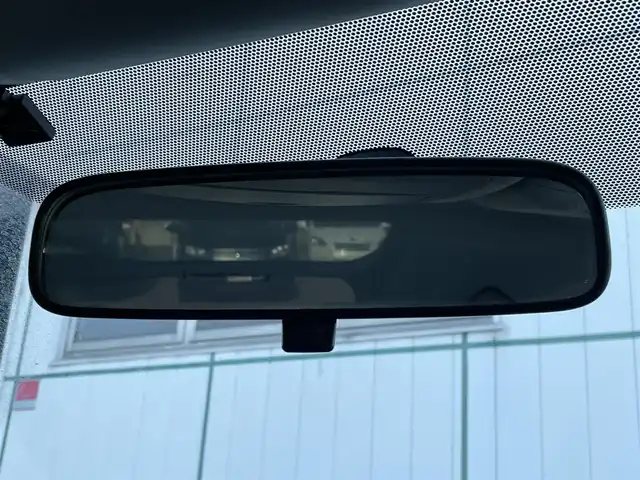 トヨタ プリウス S 山梨県 2012(平24)年 15万km シルバーM 純正ナビ（NSCP-W62）/CD/FM/AM/TV/Bluetooth/バックカメラ/ETC/フォグランプ/コーナーセンサー/スペアキー/純正ホイールキャップ付き夏タイヤ積載（195/65/R15）/社外15インチアルミホイール/ドアバイザー/ウィンカーミラー/スマートキー/プッシュスタート/ステアリングスイッチ/取扱説明書