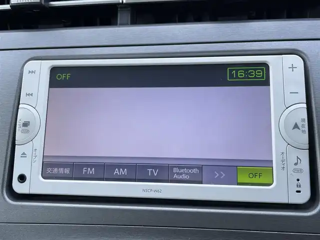 トヨタ プリウス S 山梨県 2012(平24)年 15万km シルバーM 純正ナビ（NSCP-W62）/CD/FM/AM/TV/Bluetooth/バックカメラ/ETC/フォグランプ/コーナーセンサー/スペアキー/純正ホイールキャップ付き夏タイヤ積載（195/65/R15）/社外15インチアルミホイール/ドアバイザー/ウィンカーミラー/スマートキー/プッシュスタート/ステアリングスイッチ/取扱説明書