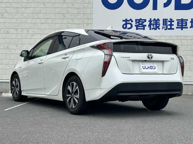 トヨタ プリウス S 長崎県 2016(平28)年 13.2万km ホワイトパールクリスタルシャイン (株)IDOMが運営する【じしゃロン長崎店】の自社ローン専用車両になりますこちらは現金またはオートローンご利用時の価格です。自社ローンご希望の方は別途その旨お申付け下さい/ナビ　/バックカメラ　/レーンキープアシスト　/衝突被害軽減ブレーキ　/クルーズコントロール　/オートハイビーム　/ＬＥＤライト　/シートカバー　/置くだけ充電　/デジタルインナーミラー　/電格ミラー　/ＥＴＣ