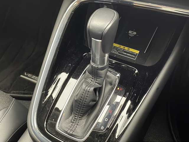 ホンダ ヴェゼル ハイブリッド e:HEV Z 千葉県 2021(令3)年 2.9万km プラチナホワイトパール ホンダセンシング/衝突軽減ブレーキ/レーンキープアシスト/レーダークルーズコントロール/アダプティブヘッドライト/クリアランスソナー/ブラインドスポットモニター/後退出庫サポート/踏み間違い防止/純正9インチメモリナビ(LXM-242ZFNi)/フルセグ/BT/USB/カープレイ/バックカメラ/ステアリングスイッチ/ステアリングヒーター/パドルシフト/純正ドライブレコーダー/ETC2.0/ワイヤレス充電/電動パーキングブレーキ/ハンズフリーアクセスパワーテールゲート/ハーフレザーシート/シートヒーター(D/N席)/スマートキー/スペアキー/プッシュスタート/LEDヘッドライト/オートライト