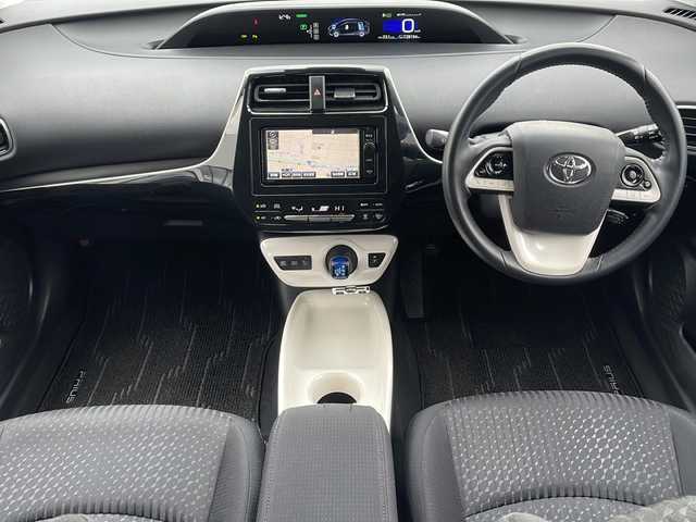 トヨタ プリウス A 道東・釧路十勝 2016(平28)年 12.9万km アティチュードブラックマイカ ・４WD/・寒冷地仕様/・純正SDメモリナビ/（CD・DVD・BT・SD・ラジオ・フルセグ）/・バックカメラ/・スマートキー/・プッシュスタート/・ブラインドスポットモニター/・インテリジェントパーキングアシスト/・プリクラッシュセーフティ/・レーンキープアシスト/・ヘッドアップディスプレイ/・オートライト/・オートマチックハイビーム/・ドアバイザー/・フロアマット/・ステアリングスイッチ/・電動格納ミラー/・横滑り防止装置/・フォグライト