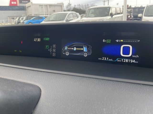 トヨタ プリウス A 道東・釧路十勝 2016(平28)年 12.9万km アティチュードブラックマイカ ・４WD/・寒冷地仕様/・純正SDメモリナビ/（CD・DVD・BT・SD・ラジオ・フルセグ）/・バックカメラ/・スマートキー/・プッシュスタート/・ブラインドスポットモニター/・インテリジェントパーキングアシスト/・プリクラッシュセーフティ/・レーンキープアシスト/・ヘッドアップディスプレイ/・オートライト/・オートマチックハイビーム/・ドアバイザー/・フロアマット/・ステアリングスイッチ/・電動格納ミラー/・横滑り防止装置/・フォグライト