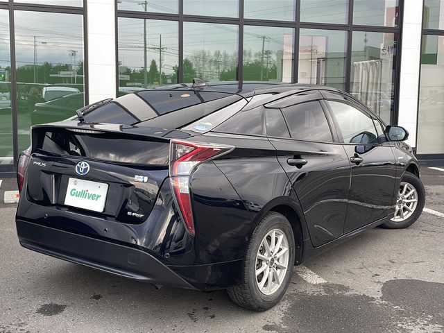 トヨタ プリウス A 道東・釧路十勝 2016(平28)年 12.9万km アティチュードブラックマイカ ・４WD/・寒冷地仕様/・純正SDメモリナビ/（CD・DVD・BT・SD・ラジオ・フルセグ）/・バックカメラ/・スマートキー/・プッシュスタート/・ブラインドスポットモニター/・インテリジェントパーキングアシスト/・プリクラッシュセーフティ/・レーンキープアシスト/・ヘッドアップディスプレイ/・オートライト/・オートマチックハイビーム/・ドアバイザー/・フロアマット/・ステアリングスイッチ/・電動格納ミラー/・横滑り防止装置/・フォグライト