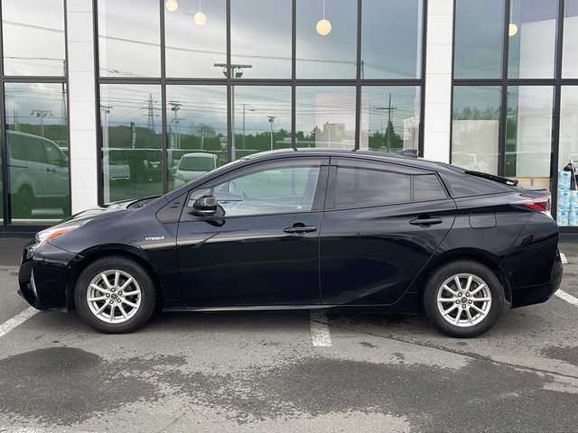 トヨタ プリウス A 道東・釧路十勝 2016(平28)年 12.9万km アティチュードブラックマイカ ・４WD/・寒冷地仕様/・純正SDメモリナビ/（CD・DVD・BT・SD・ラジオ・フルセグ）/・バックカメラ/・スマートキー/・プッシュスタート/・ブラインドスポットモニター/・インテリジェントパーキングアシスト/・プリクラッシュセーフティ/・レーンキープアシスト/・ヘッドアップディスプレイ/・オートライト/・オートマチックハイビーム/・ドアバイザー/・フロアマット/・ステアリングスイッチ/・電動格納ミラー/・横滑り防止装置/・フォグライト