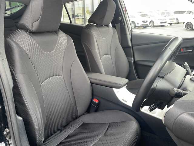 トヨタ プリウス A 道東・釧路十勝 2016(平28)年 12.9万km アティチュードブラックマイカ ・４WD/・寒冷地仕様/・純正SDメモリナビ/（CD・DVD・BT・SD・ラジオ・フルセグ）/・バックカメラ/・スマートキー/・プッシュスタート/・ブラインドスポットモニター/・インテリジェントパーキングアシスト/・プリクラッシュセーフティ/・レーンキープアシスト/・ヘッドアップディスプレイ/・オートライト/・オートマチックハイビーム/・ドアバイザー/・フロアマット/・ステアリングスイッチ/・電動格納ミラー/・横滑り防止装置/・フォグライト