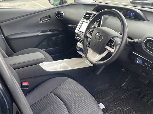 トヨタ プリウス A 道東・釧路十勝 2016(平28)年 12.9万km アティチュードブラックマイカ ・４WD/・寒冷地仕様/・純正SDメモリナビ/（CD・DVD・BT・SD・ラジオ・フルセグ）/・バックカメラ/・スマートキー/・プッシュスタート/・ブラインドスポットモニター/・インテリジェントパーキングアシスト/・プリクラッシュセーフティ/・レーンキープアシスト/・ヘッドアップディスプレイ/・オートライト/・オートマチックハイビーム/・ドアバイザー/・フロアマット/・ステアリングスイッチ/・電動格納ミラー/・横滑り防止装置/・フォグライト