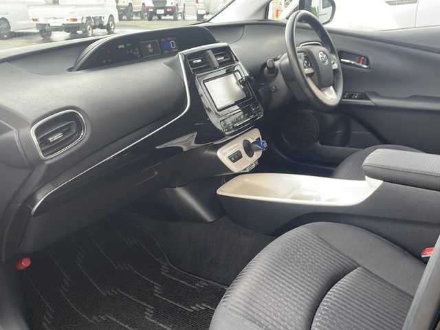 トヨタ プリウス A 道東・釧路十勝 2016(平28)年 12.9万km アティチュードブラックマイカ ・４WD/・寒冷地仕様/・純正SDメモリナビ/（CD・DVD・BT・SD・ラジオ・フルセグ）/・バックカメラ/・スマートキー/・プッシュスタート/・ブラインドスポットモニター/・インテリジェントパーキングアシスト/・プリクラッシュセーフティ/・レーンキープアシスト/・ヘッドアップディスプレイ/・オートライト/・オートマチックハイビーム/・ドアバイザー/・フロアマット/・ステアリングスイッチ/・電動格納ミラー/・横滑り防止装置/・フォグライト