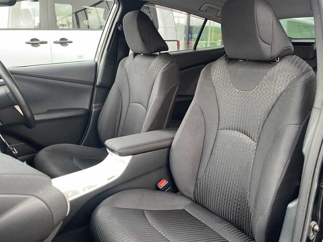 トヨタ プリウス A 道東・釧路十勝 2016(平28)年 12.9万km アティチュードブラックマイカ ・４WD/・寒冷地仕様/・純正SDメモリナビ/（CD・DVD・BT・SD・ラジオ・フルセグ）/・バックカメラ/・スマートキー/・プッシュスタート/・ブラインドスポットモニター/・インテリジェントパーキングアシスト/・プリクラッシュセーフティ/・レーンキープアシスト/・ヘッドアップディスプレイ/・オートライト/・オートマチックハイビーム/・ドアバイザー/・フロアマット/・ステアリングスイッチ/・電動格納ミラー/・横滑り防止装置/・フォグライト