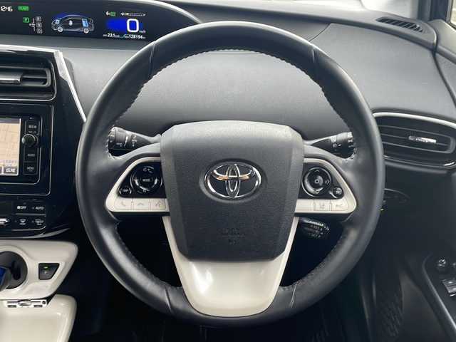 トヨタ プリウス A 道東・釧路十勝 2016(平28)年 12.9万km アティチュードブラックマイカ ・４WD/・寒冷地仕様/・純正SDメモリナビ/（CD・DVD・BT・SD・ラジオ・フルセグ）/・バックカメラ/・スマートキー/・プッシュスタート/・ブラインドスポットモニター/・インテリジェントパーキングアシスト/・プリクラッシュセーフティ/・レーンキープアシスト/・ヘッドアップディスプレイ/・オートライト/・オートマチックハイビーム/・ドアバイザー/・フロアマット/・ステアリングスイッチ/・電動格納ミラー/・横滑り防止装置/・フォグライト