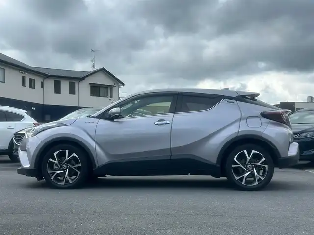 トヨタ Ｃ－ＨＲ G LEDエディション 静岡県 2017(平29)年 5.1万km シルバー エンジンスタートボタン/パワーステアリング/パワーウィンドウ/オートエアコン/スマートキー/スペアキー/クルーズコントロール/ETC/バックカメラ/純正ナビ（CD/DVD/BT/フルセグ）/純正ドライブレコーダー/純正フロアマット/純正アルミホイール/D席N席シートヒーター/ABS/コーナーセンサー前後/レーンキープアシスト/オートライト/オートマチックハイビーム/LEDヘッドライト/W＋サイドエアバック/カーテンエアバック/ドアバイザー