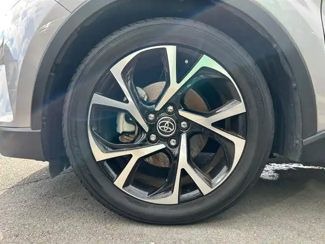 トヨタ Ｃ－ＨＲ G LEDエディション 静岡県 2017(平29)年 5.1万km シルバー エンジンスタートボタン/パワーステアリング/パワーウィンドウ/オートエアコン/スマートキー/スペアキー/クルーズコントロール/ETC/バックカメラ/純正ナビ（CD/DVD/BT/フルセグ）/純正ドライブレコーダー/純正フロアマット/純正アルミホイール/D席N席シートヒーター/ABS/コーナーセンサー前後/レーンキープアシスト/オートライト/オートマチックハイビーム/LEDヘッドライト/W＋サイドエアバック/カーテンエアバック/ドアバイザー