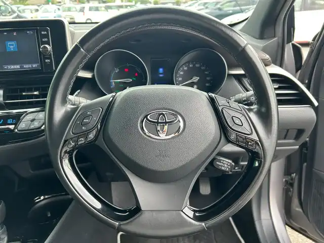 トヨタ Ｃ－ＨＲ G LEDエディション 静岡県 2017(平29)年 5.1万km シルバー エンジンスタートボタン/パワーステアリング/パワーウィンドウ/オートエアコン/スマートキー/スペアキー/クルーズコントロール/ETC/バックカメラ/純正ナビ（CD/DVD/BT/フルセグ）/純正ドライブレコーダー/純正フロアマット/純正アルミホイール/D席N席シートヒーター/ABS/コーナーセンサー前後/レーンキープアシスト/オートライト/オートマチックハイビーム/LEDヘッドライト/W＋サイドエアバック/カーテンエアバック/ドアバイザー