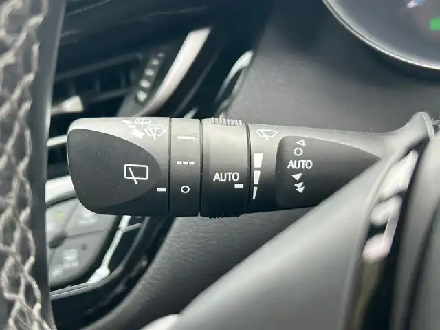 トヨタ Ｃ－ＨＲ G LEDエディション 静岡県 2017(平29)年 5.1万km シルバー エンジンスタートボタン/パワーステアリング/パワーウィンドウ/オートエアコン/スマートキー/スペアキー/クルーズコントロール/ETC/バックカメラ/純正ナビ（CD/DVD/BT/フルセグ）/純正ドライブレコーダー/純正フロアマット/純正アルミホイール/D席N席シートヒーター/ABS/コーナーセンサー前後/レーンキープアシスト/オートライト/オートマチックハイビーム/LEDヘッドライト/W＋サイドエアバック/カーテンエアバック/ドアバイザー