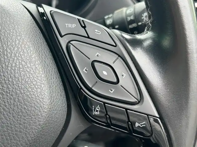 トヨタ Ｃ－ＨＲ G LEDエディション 静岡県 2017(平29)年 5.1万km シルバー エンジンスタートボタン/パワーステアリング/パワーウィンドウ/オートエアコン/スマートキー/スペアキー/クルーズコントロール/ETC/バックカメラ/純正ナビ（CD/DVD/BT/フルセグ）/純正ドライブレコーダー/純正フロアマット/純正アルミホイール/D席N席シートヒーター/ABS/コーナーセンサー前後/レーンキープアシスト/オートライト/オートマチックハイビーム/LEDヘッドライト/W＋サイドエアバック/カーテンエアバック/ドアバイザー