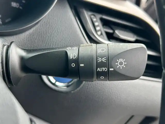 トヨタ Ｃ－ＨＲ G LEDエディション 静岡県 2017(平29)年 5.1万km シルバー エンジンスタートボタン/パワーステアリング/パワーウィンドウ/オートエアコン/スマートキー/スペアキー/クルーズコントロール/ETC/バックカメラ/純正ナビ（CD/DVD/BT/フルセグ）/純正ドライブレコーダー/純正フロアマット/純正アルミホイール/D席N席シートヒーター/ABS/コーナーセンサー前後/レーンキープアシスト/オートライト/オートマチックハイビーム/LEDヘッドライト/W＋サイドエアバック/カーテンエアバック/ドアバイザー