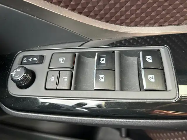 トヨタ Ｃ－ＨＲ G LEDエディション 静岡県 2017(平29)年 5.1万km シルバー エンジンスタートボタン/パワーステアリング/パワーウィンドウ/オートエアコン/スマートキー/スペアキー/クルーズコントロール/ETC/バックカメラ/純正ナビ（CD/DVD/BT/フルセグ）/純正ドライブレコーダー/純正フロアマット/純正アルミホイール/D席N席シートヒーター/ABS/コーナーセンサー前後/レーンキープアシスト/オートライト/オートマチックハイビーム/LEDヘッドライト/W＋サイドエアバック/カーテンエアバック/ドアバイザー