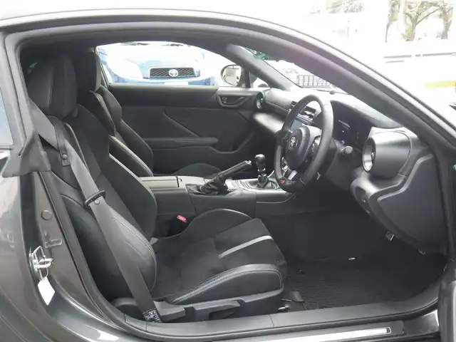 トヨタ ＧＲ８６ RZ 神奈川県 2023(令5)年 0.8万km マグネタイトグレーメタリック 6速MT/アイサイトコアテクノロジー/・プリクラッシュセーフティ/・車線逸脱警報/・ふらつき警報/・先行車発進お知らせ機能/・追従機能付クルーズコントロール/・クリアランスソナー/ワンオーナー/登録時7652km/純正9インチナビ　フルセグTV/（Bluetooth/DVD再生可/HDMI/USB/SD/レコーダーリンク）/バックカメラ/後側方警戒支援システム/GRドアスタビライザー/GRエアロスタビライングカバー/ドアミラーオートシステム/ハーフレザーシート/シートヒーター/LEDヘッドランプ/ハイビームアシスト/純正ドライブレコーダー/純正LEDルームランプ/純正2.0ETC/スマートキーx2/取説書/保証書/点検記録（全てトヨタディーラーで実施）/　R6/11  R7/10