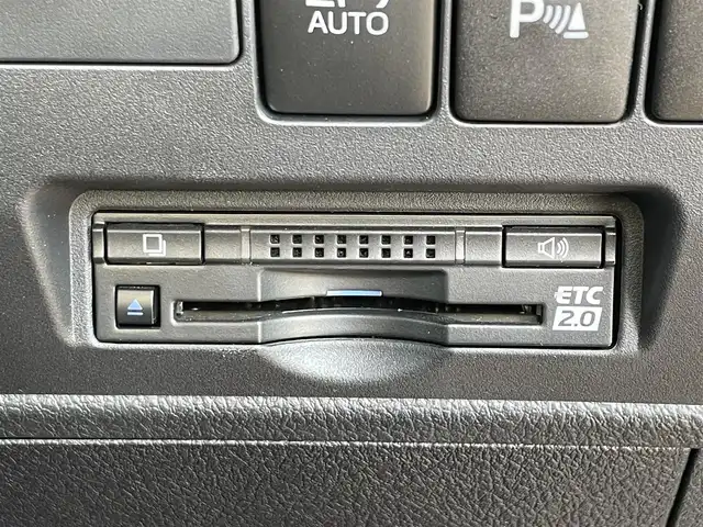 トヨタ ランドクルーザー ZX 滋賀県 2019(令1)年 2.2万km ブラック 純正SDナビ/(フルセグTV CD DVD Bluetooth USB)/サンルーフ/センターコンソールクーラーBOX/全方位カメラ/後席モニター×２(ヘッドレスト着用)/トヨタセーフティセンス/・衝突軽減ブレーキ/・車線逸脱警報/・オートハイビーム/・レーダークルーズコントロール/レザーシート/シートヒーター・ベンチレーション/パワーシート/電動格納サードシート/パワーバックドア/ウッドコンビステアリング/ステアリングリモコン/プッシュスタート/スマートキー/ドライブレコーダー/ETC2.0/電動格納ミラー/LEDヘッドライト/オートライト/純正フロアマット