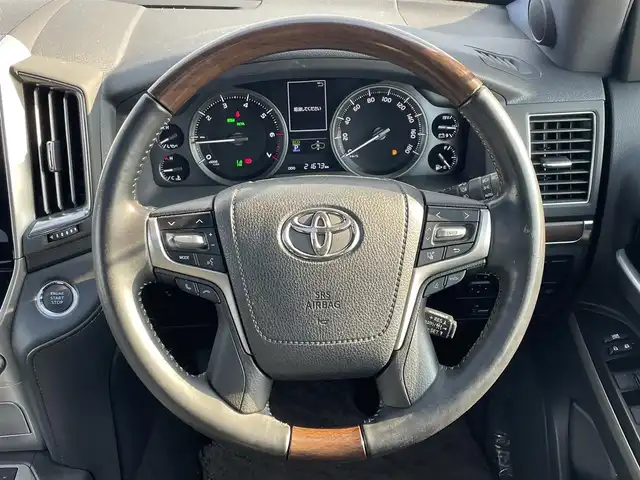 トヨタ ランドクルーザー ZX 滋賀県 2019(令1)年 2.2万km ブラック 純正SDナビ/(フルセグTV CD DVD Bluetooth USB)/サンルーフ/センターコンソールクーラーBOX/全方位カメラ/後席モニター×２(ヘッドレスト着用)/トヨタセーフティセンス/・衝突軽減ブレーキ/・車線逸脱警報/・オートハイビーム/・レーダークルーズコントロール/レザーシート/シートヒーター・ベンチレーション/パワーシート/電動格納サードシート/パワーバックドア/ウッドコンビステアリング/ステアリングリモコン/プッシュスタート/スマートキー/ドライブレコーダー/ETC2.0/電動格納ミラー/LEDヘッドライト/オートライト/純正フロアマット