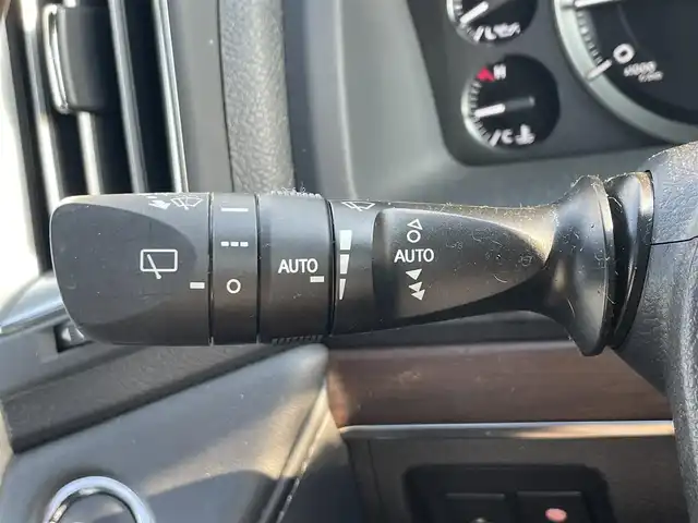 トヨタ ランドクルーザー ZX 滋賀県 2019(令1)年 2.2万km ブラック 純正SDナビ/(フルセグTV CD DVD Bluetooth USB)/サンルーフ/センターコンソールクーラーBOX/全方位カメラ/後席モニター×２(ヘッドレスト着用)/トヨタセーフティセンス/・衝突軽減ブレーキ/・車線逸脱警報/・オートハイビーム/・レーダークルーズコントロール/レザーシート/シートヒーター・ベンチレーション/パワーシート/電動格納サードシート/パワーバックドア/ウッドコンビステアリング/ステアリングリモコン/プッシュスタート/スマートキー/ドライブレコーダー/ETC2.0/電動格納ミラー/LEDヘッドライト/オートライト/純正フロアマット