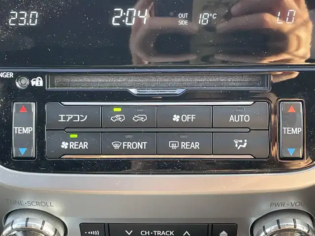 トヨタ ランドクルーザー ZX 滋賀県 2019(令1)年 2.2万km ブラック 純正SDナビ/(フルセグTV CD DVD Bluetooth USB)/サンルーフ/センターコンソールクーラーBOX/全方位カメラ/後席モニター×２(ヘッドレスト着用)/トヨタセーフティセンス/・衝突軽減ブレーキ/・車線逸脱警報/・オートハイビーム/・レーダークルーズコントロール/レザーシート/シートヒーター・ベンチレーション/パワーシート/電動格納サードシート/パワーバックドア/ウッドコンビステアリング/ステアリングリモコン/プッシュスタート/スマートキー/ドライブレコーダー/ETC2.0/電動格納ミラー/LEDヘッドライト/オートライト/純正フロアマット