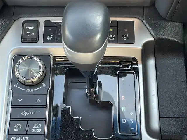 トヨタ ランドクルーザー ZX 滋賀県 2019(令1)年 2.2万km ブラック 純正SDナビ/(フルセグTV CD DVD Bluetooth USB)/サンルーフ/センターコンソールクーラーBOX/全方位カメラ/後席モニター×２(ヘッドレスト着用)/トヨタセーフティセンス/・衝突軽減ブレーキ/・車線逸脱警報/・オートハイビーム/・レーダークルーズコントロール/レザーシート/シートヒーター・ベンチレーション/パワーシート/電動格納サードシート/パワーバックドア/ウッドコンビステアリング/ステアリングリモコン/プッシュスタート/スマートキー/ドライブレコーダー/ETC2.0/電動格納ミラー/LEDヘッドライト/オートライト/純正フロアマット