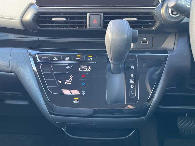 日産 デイズ X 千葉県 2022(令4)年 1.4万km フローズンバニラパール/アッシュブラウンM ９インチナビＭＭ２２２Ｄ－Ｌ　全方位カメラ　フルセグ　ＢＴ　ＨＤＭＩ　ＵＳＢ　スマートキー　プッシュスタート　エマージェンシーブレーキ　フローズンバニラパールツートンカラー　１４インチＡＷ