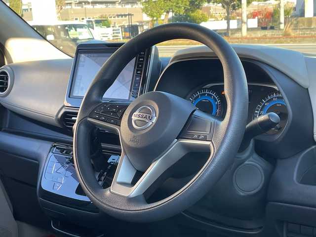 日産 デイズ X 千葉県 2022(令4)年 1.4万km フローズンバニラパール/アッシュブラウンM ９インチナビＭＭ２２２Ｄ－Ｌ　全方位カメラ　フルセグ　ＢＴ　ＨＤＭＩ　ＵＳＢ　スマートキー　プッシュスタート　エマージェンシーブレーキ　フローズンバニラパールツートンカラー　１４インチＡＷ