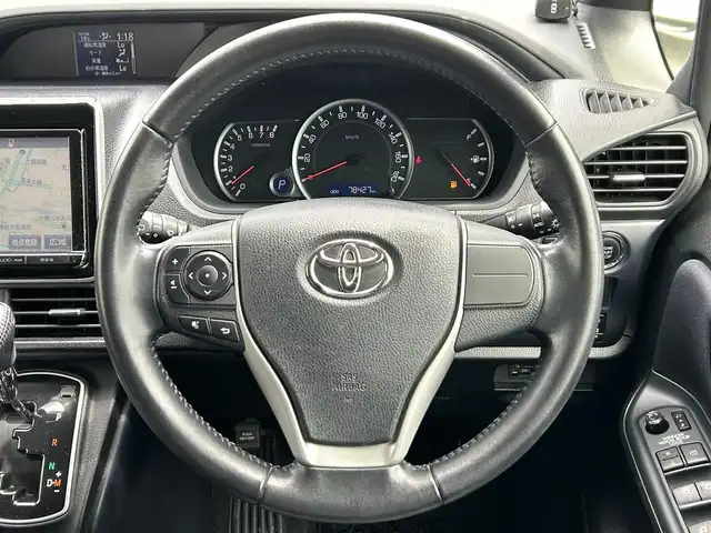トヨタ ヴォクシー ZS 道東・釧路十勝 2014(平26)年 7.9万km ホワイトパールクリスタルシャイン 4WD/寒冷地仕様/モデリスタエアロ/サンルーフ/純正9インチナビ/(AM FM CD DVD BT フルセグTV)/バックカメラ/両側パワースライドドア/社外AW付冬タイヤ4本積込/コーナーセンサー/ビルトインETC/プッシュスタート/スマートキー/LEDヘッドライト/フォグランプ/革調シートカバー