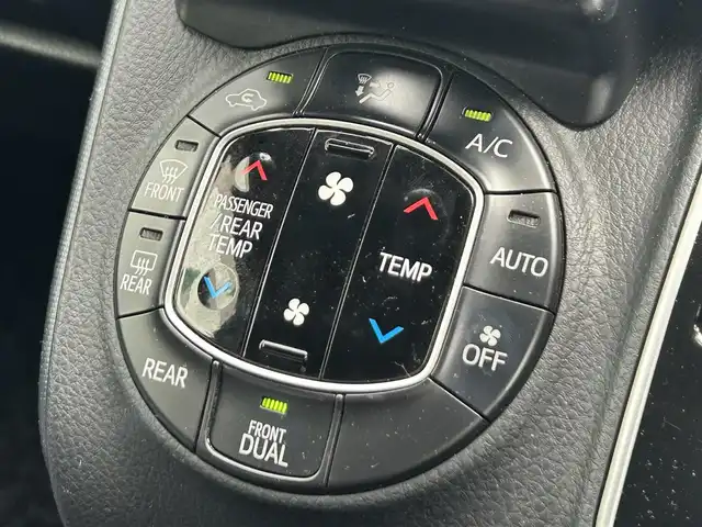 トヨタ ヴォクシー ZS 道東・釧路十勝 2014(平26)年 7.9万km ホワイトパールクリスタルシャイン 4WD/寒冷地仕様/モデリスタエアロ/サンルーフ/純正9インチナビ/(AM FM CD DVD BT フルセグTV)/バックカメラ/両側パワースライドドア/社外AW付冬タイヤ4本積込/コーナーセンサー/ビルトインETC/プッシュスタート/スマートキー/LEDヘッドライト/フォグランプ/革調シートカバー